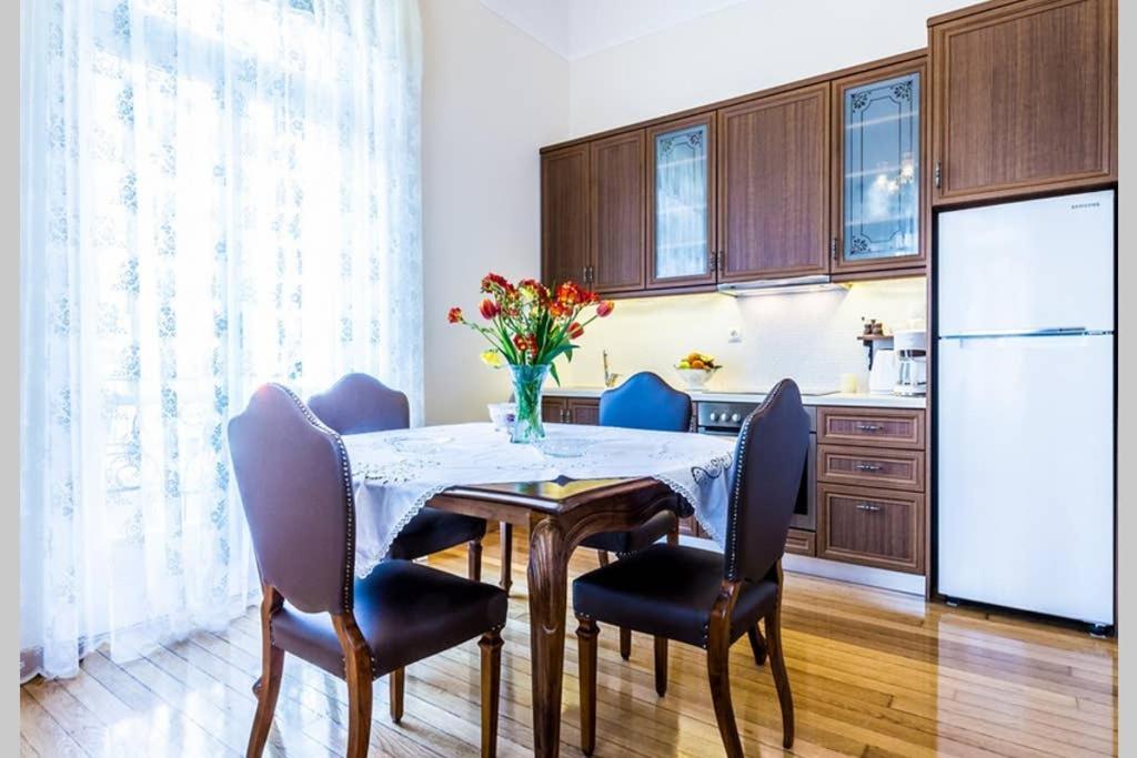 Neoclassical Apartment With 3 Bedrooms In Piraeus Luaran gambar