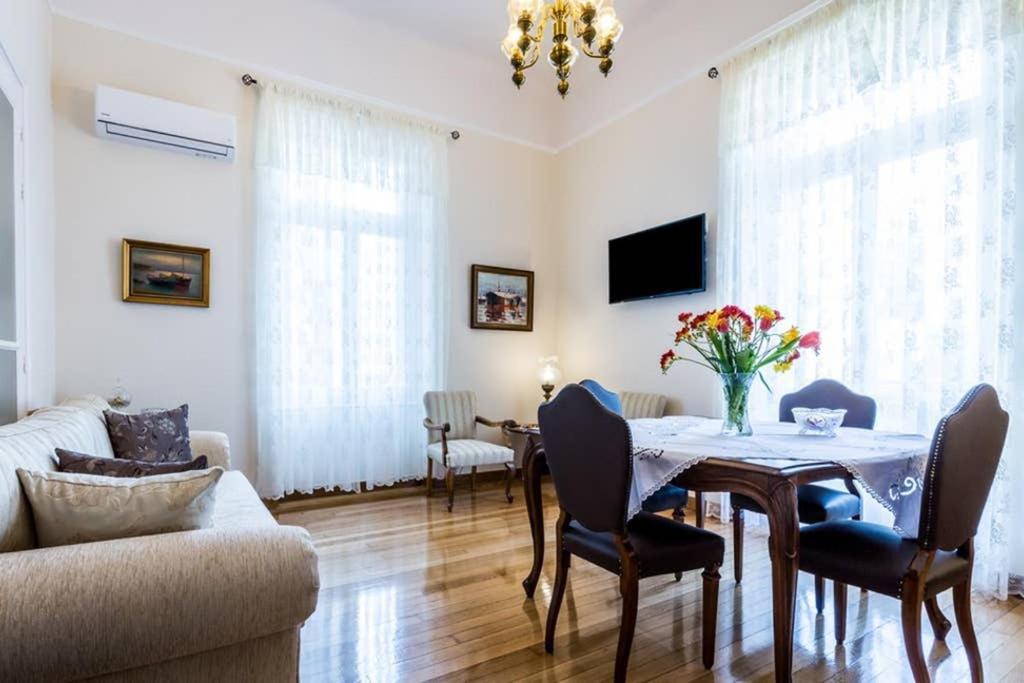 Neoclassical Apartment With 3 Bedrooms In Piraeus Luaran gambar