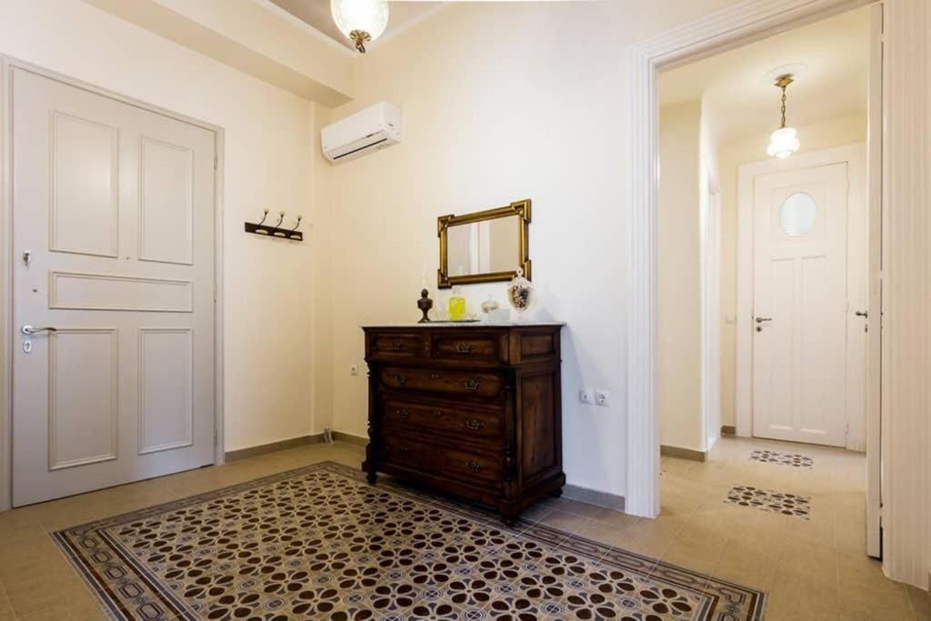 Neoclassical Apartment With 3 Bedrooms In Piraeus Luaran gambar