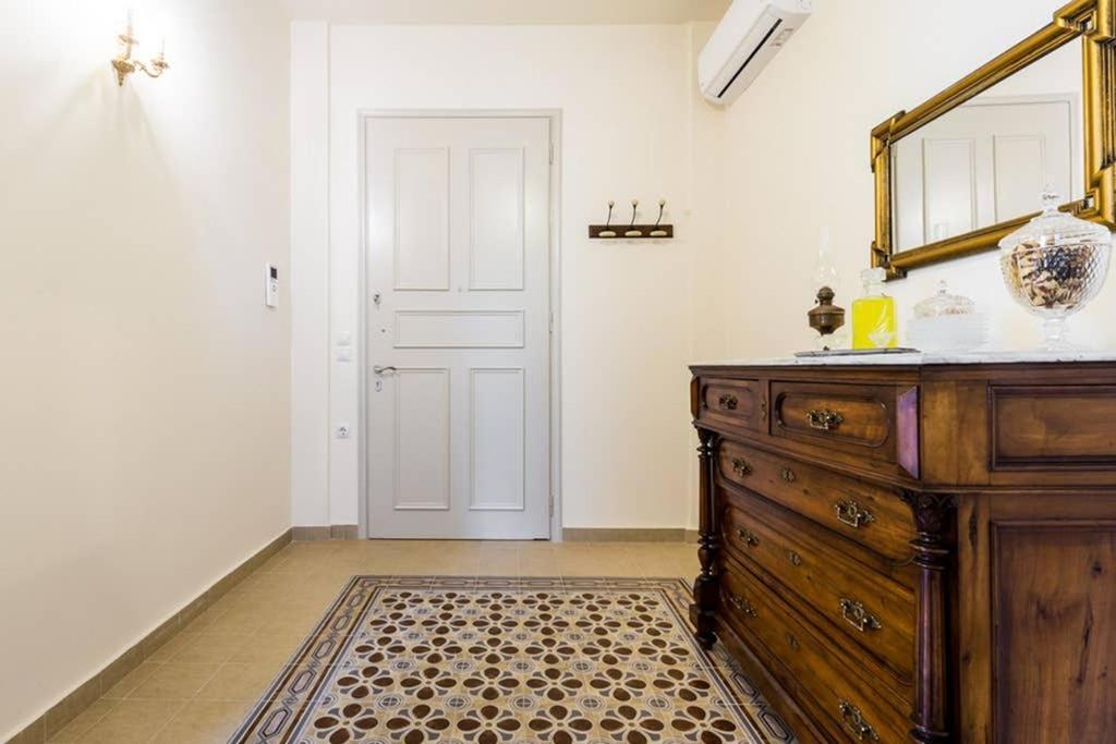 Neoclassical Apartment With 3 Bedrooms In Piraeus Luaran gambar